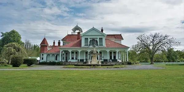 Nestled in Hunterville, Manawatū-Whanganui, Merchiston Homestead offers a captivating step into New Zealand’s past